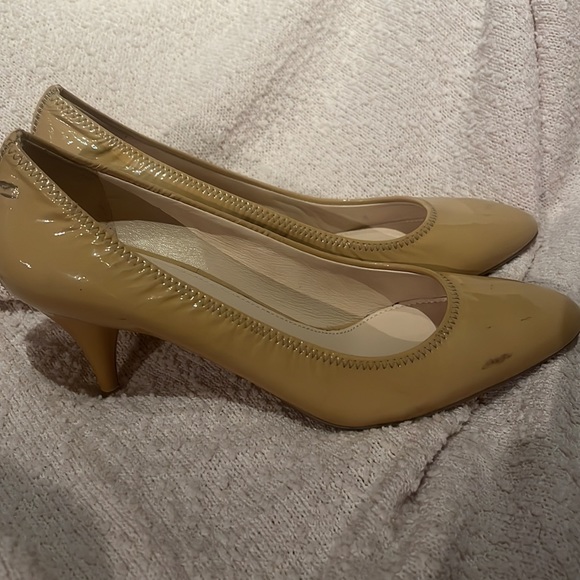 Yellow authentic Prada Patent leather pumps, size 36 1/2 - Picture 7 of 9